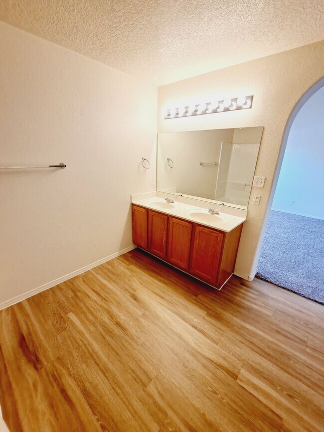 Building Photo - 3 bed 2 bath home in Huning Ranch