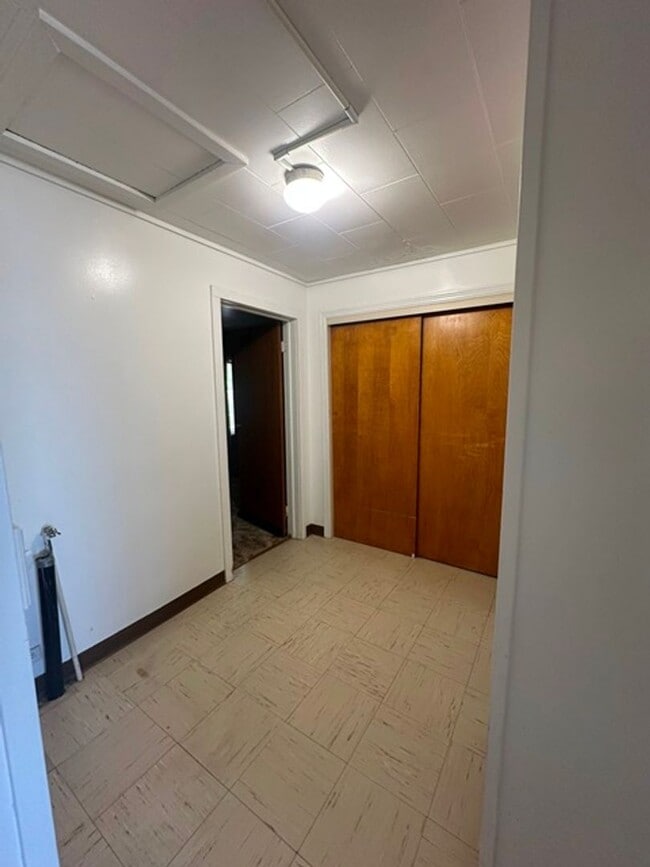 Building Photo - Cute 2 bedroom home