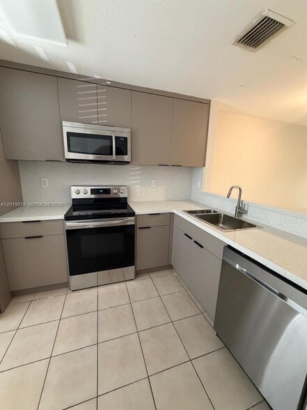 Building Photo - 3023 SW 129th Ter