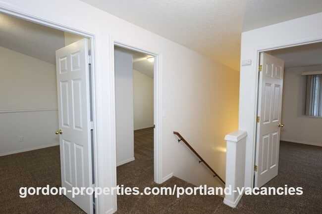 Building Photo - SE 73rd Ave - 3 bedroom townhouse in Mt Scott-Arleta neighborhood