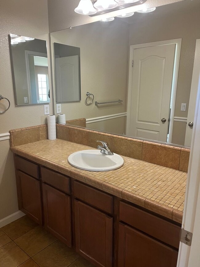 Building Photo - 3 bedroom 3 bathroom with bonus room in No...