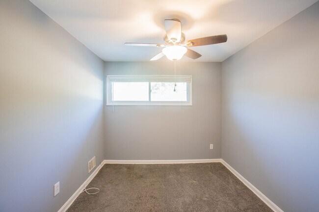 Building Photo - Amazing 4 BR/2 BA Semi-Detached Home in Ca...