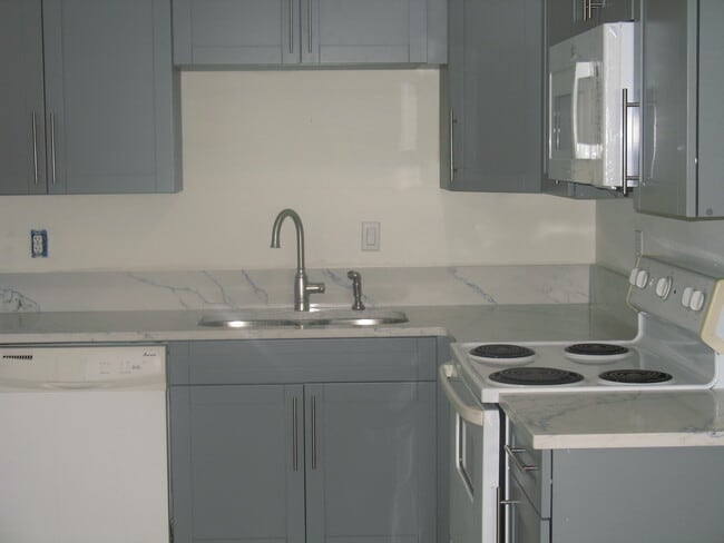 Building Photo - 9356 Roan Ln