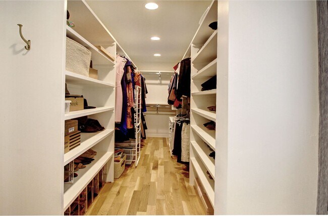 Building Photo - Luxury Living in the heart of Platte Park, 5bds, 4bas - Custom Finishes around every corner