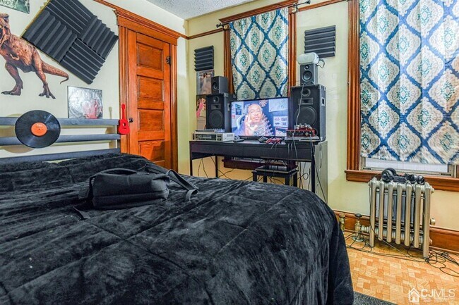 Building Photo - 259 Somerset St