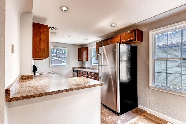 Building Photo - Updated 4-bed, 2-bath home - Blocks from R...