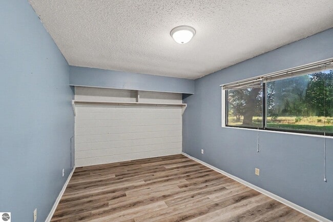 Building Photo - 983 Meadowbrook Dr