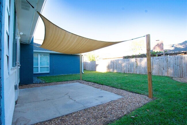 Building Photo - 9010 Arlington Forest Dr