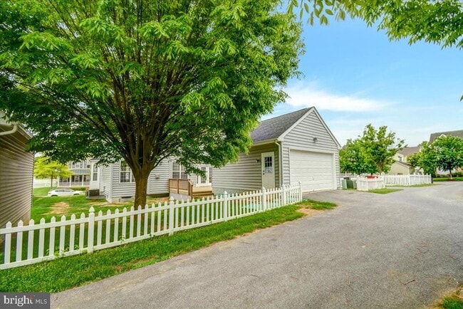 Building Photo - 240 Davis St