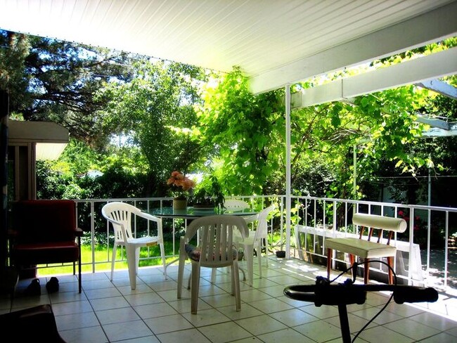 Building Photo - Awesome 3 Bedroom Holladay ground floor un...