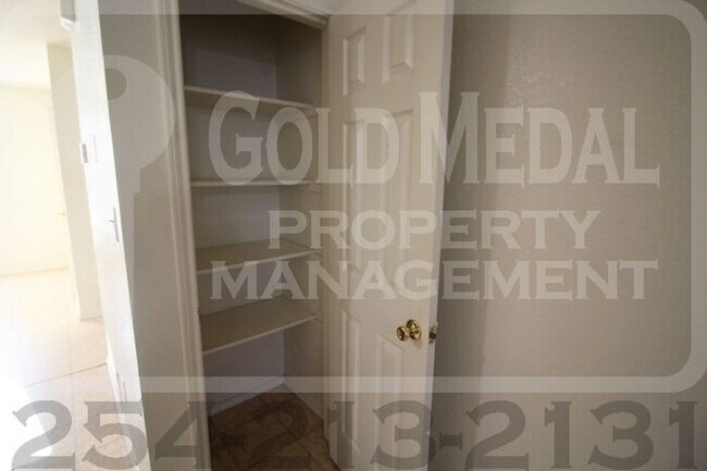 Building Photo - 3304 Hereford Ln