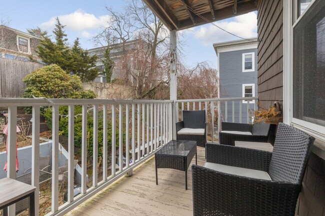 Building Photo - HUGE THREE BED IN SOMERVILLE!!!!!!!!