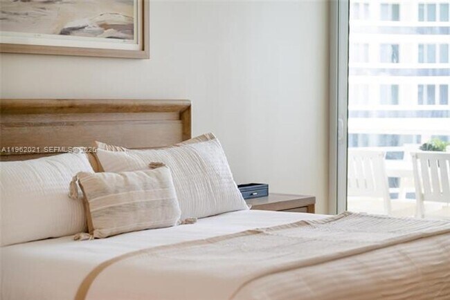 Building Photo - 15901 Collins Ave