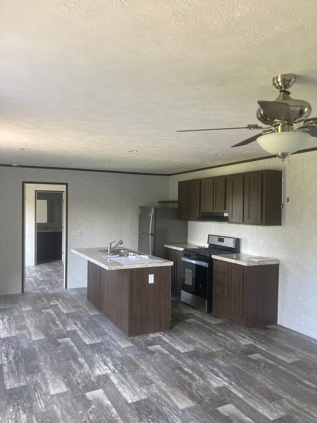 Building Photo - 3 bedroom 2 bath house in the Dundee Schoo...