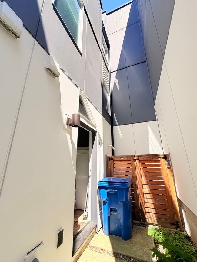 Building Photo - Modern & Spacious 3-Story Home in Seattle