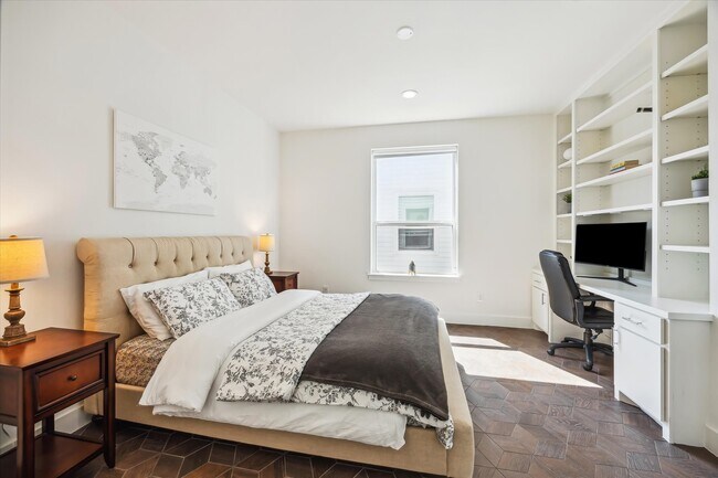 Building Photo - 1131 W 17th St