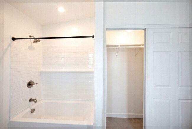 Building Photo - 9094 Los Coches Rd