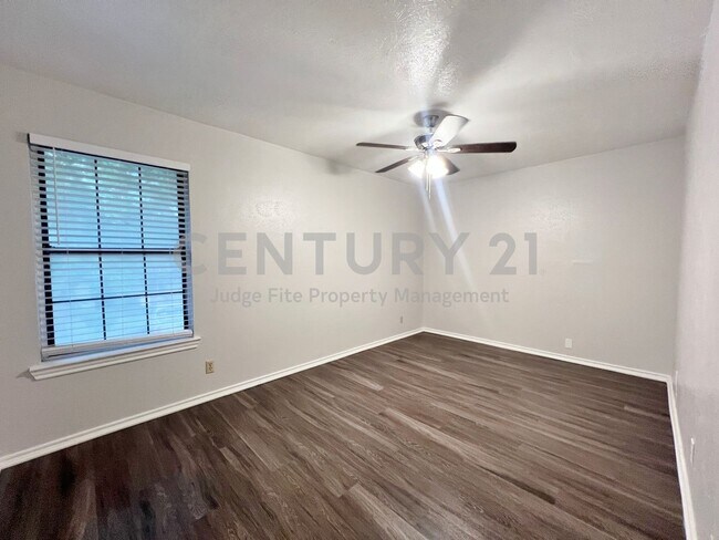 Building Photo - 1108 N Elm St