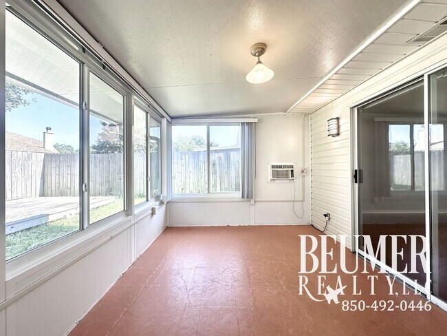 Building Photo - Solar Panel 3bd/2bath Home located Northeast Pensacola