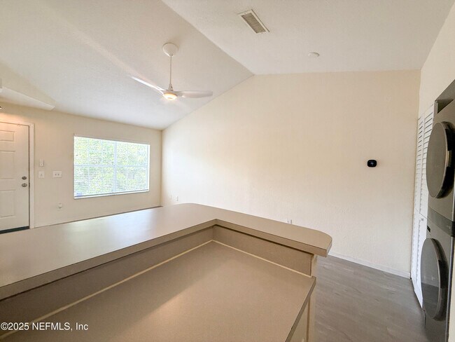 Building Photo - 13700 Richmond Park Dr N