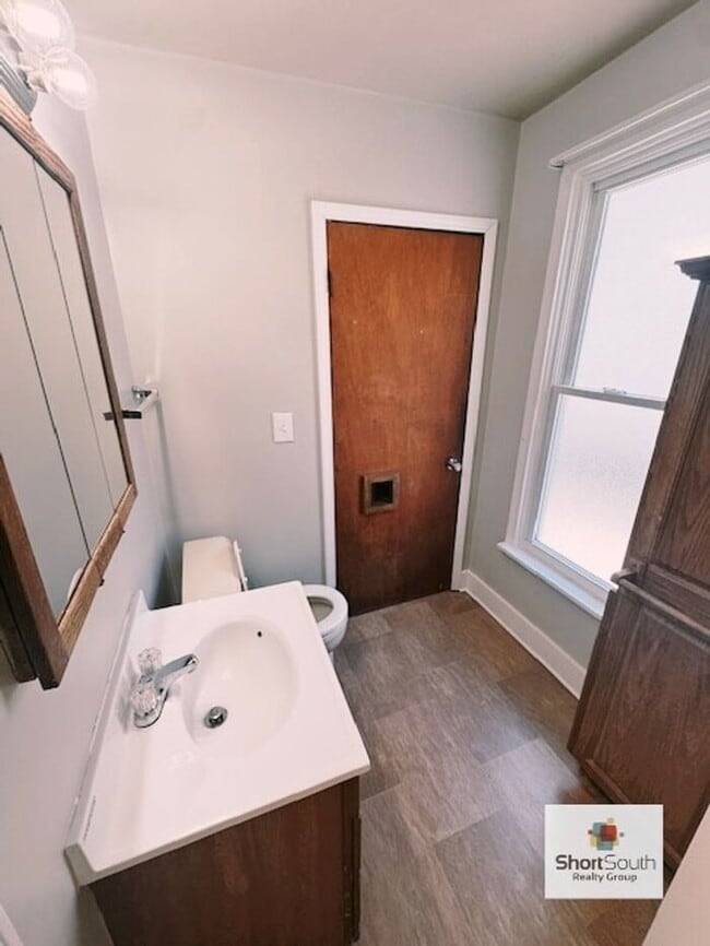 Building Photo - 4 bed 1 bath Single Family Home