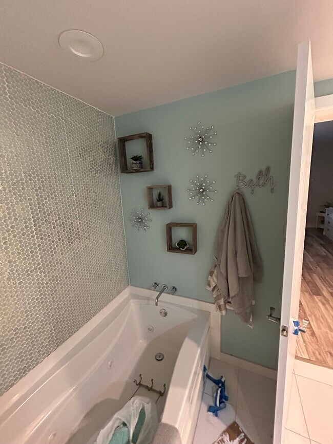 Primary Photo - 3000 Oasis Grand Blvd