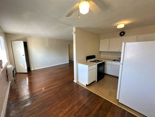 Building Photo - 2nd Flr 2 Bed 1 Bath Apt w/ Hardwood And T...