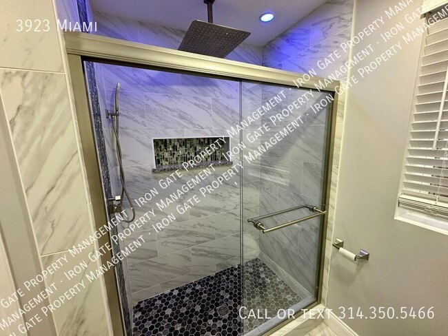 Building Photo - 3923 Miami-