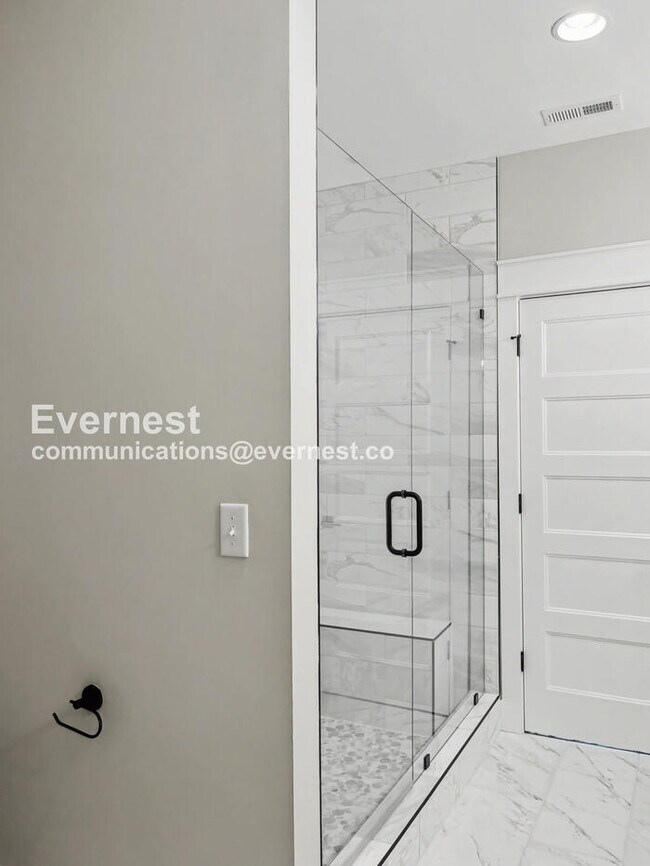 Building Photo - 121 Lucile St