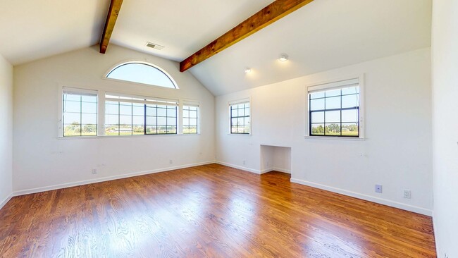 Building Photo - Beautiful 4 bedroom 3.5 bath Home with 2 c...