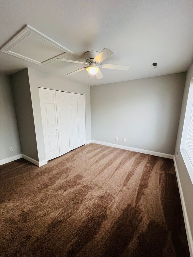 Building Photo - RENOVATED 4 bed 3.5 bath Duplex - Availabl...