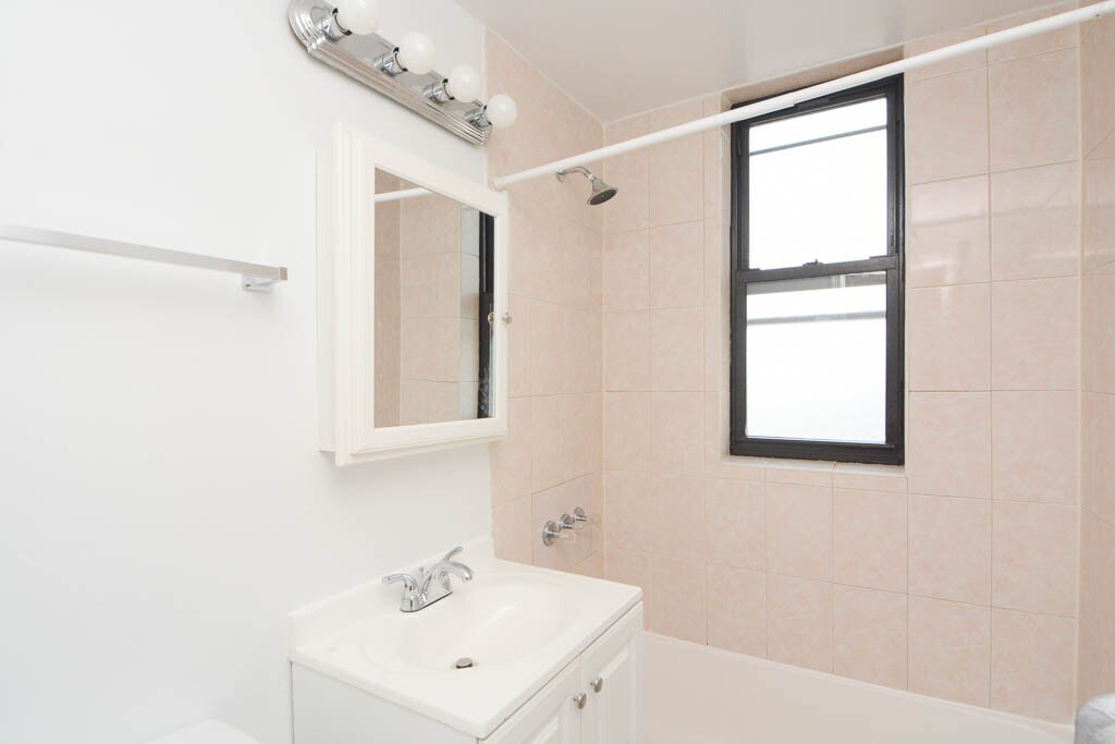 Building Photo - 2704 N Sawyer Ave