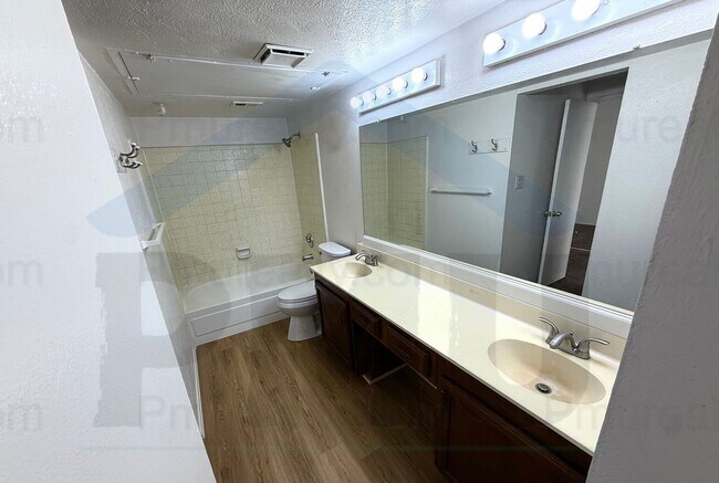 Building Photo - AVAILABLE NOW!!! Half Duplex 2 bed 1 bath ...