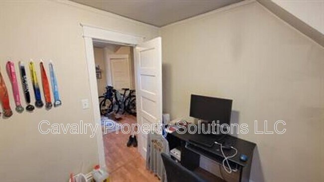 Building Photo - 617 E 8th St