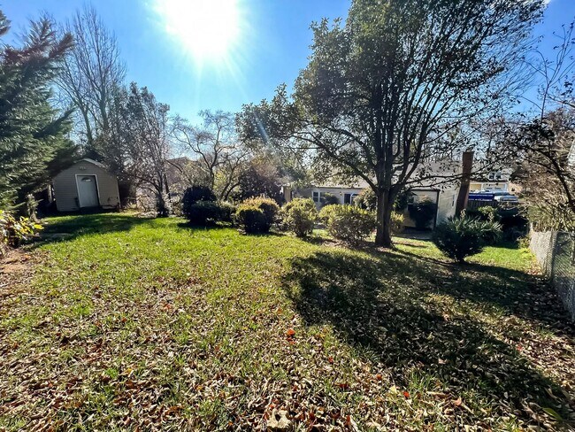 Building Photo - Cheerful 3 Bedroom 2 Bathroom With Office And Spacious Fenced Yard In Beautiful Pimmit Hills