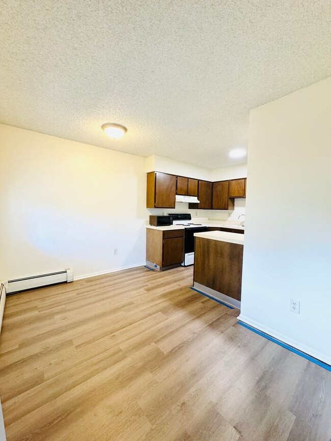 Building Photo - 2 Bed/1 Bath - Pool, Fireplace, Laundry Fa...