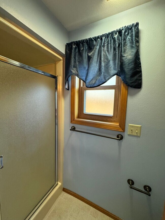 Building Photo - Beautifully landscaped 3 bed/2 bath home in Springfield