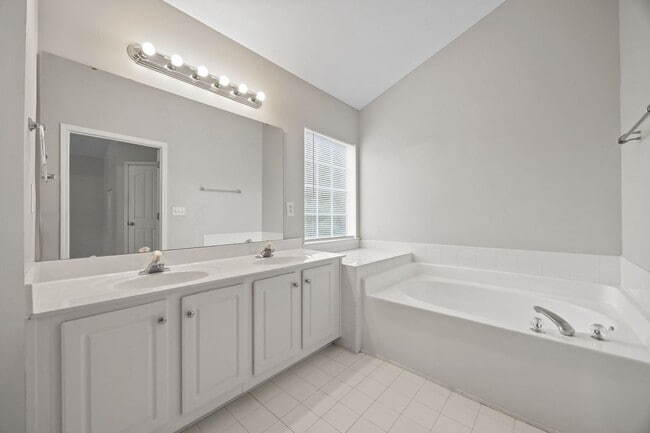 Building Photo - Charming 3-Bedroom Home,  minutes from Downtown Durham & Duke, Pet Friendly!