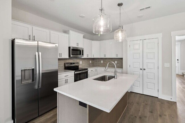 Building Photo - "Charming 3-Bed Townhouse Retreat with 2.5 Baths in Hendersonville's Heart!"