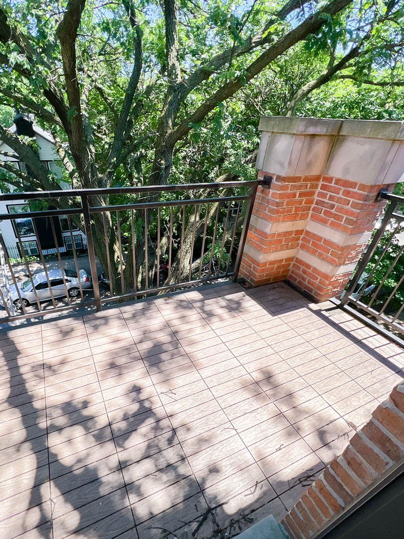 Building Photo - 2326 N Greenview Ave