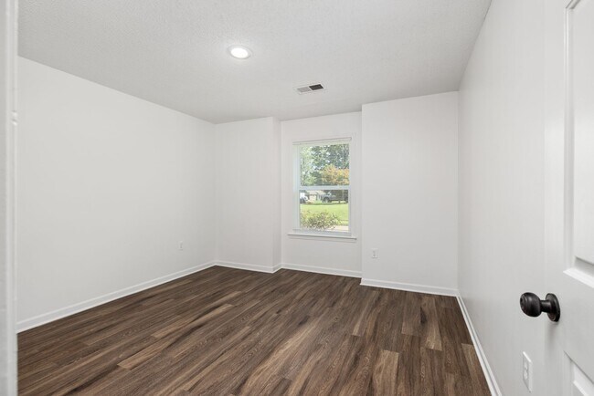 Building Photo - 3 Bedroom, 2 bath with a bonus room near B...