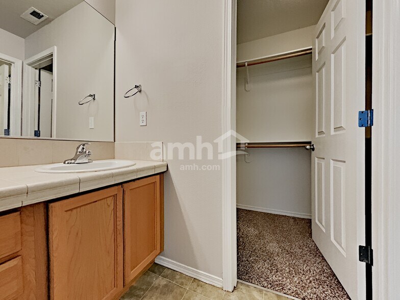 Building Photo - 38679 Dubarko Rd