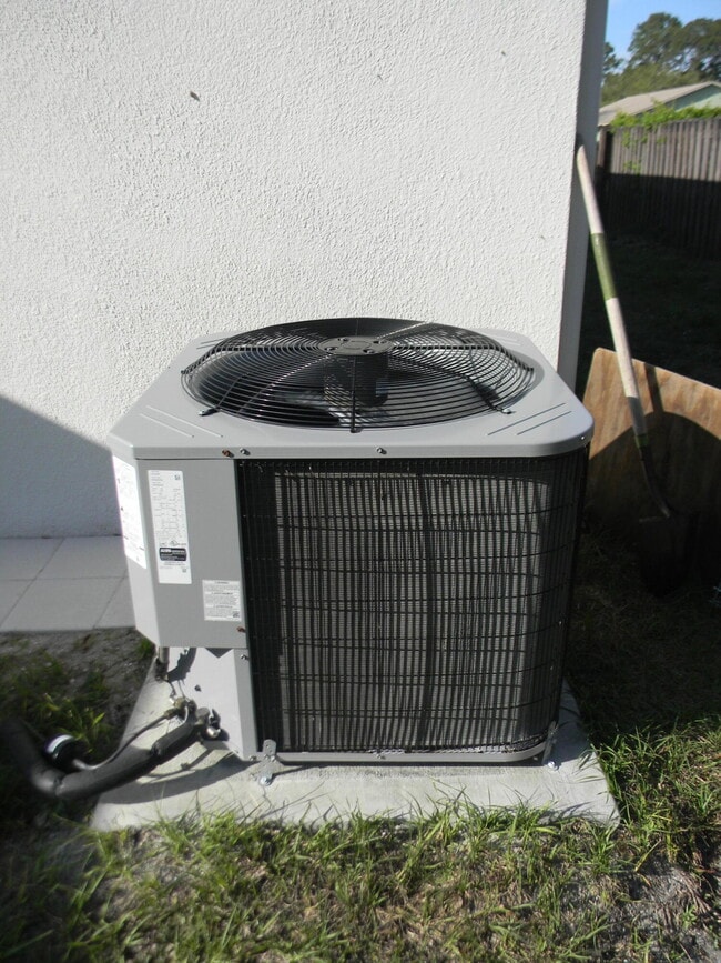 Building Photo - 1588 Ranger Rd SE