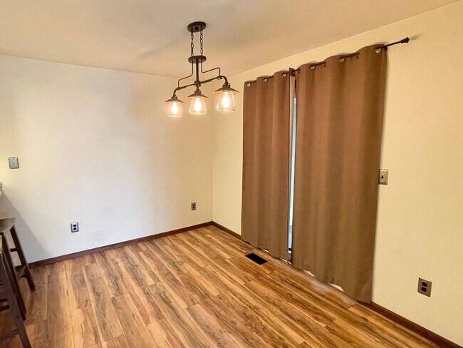 Building Photo - 2 Bed, 2 Bath Garden Condo in Kirkland!