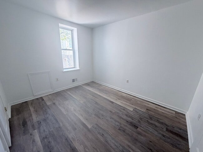 Building Photo - 2-bedroom HOUSE near University City!