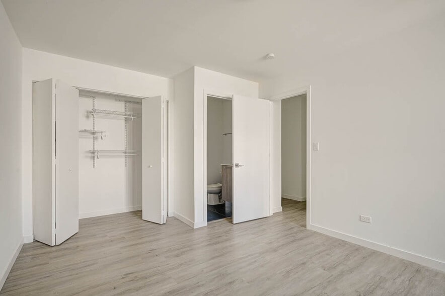 Building Photo - 7620 N Sheridan Rd