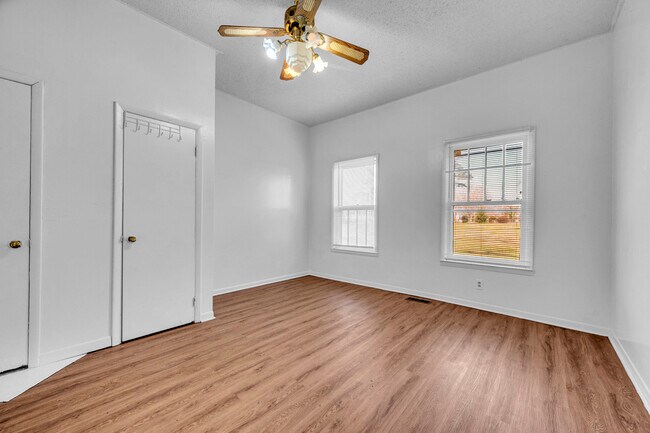 Building Photo - 415 19th St N