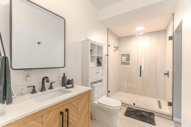 Building Photo - 2 Graylin Woods Pl
