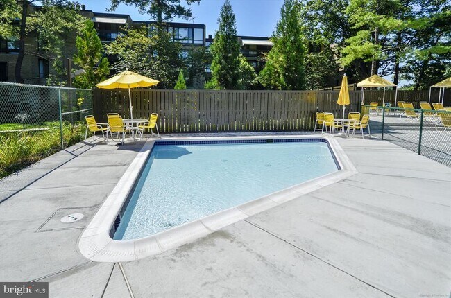 Building Photo - 4960 Sentinel Dr