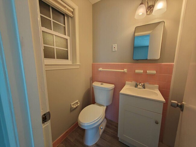 Building Photo - Very Nice Newly Renovated Home in Parkway ...